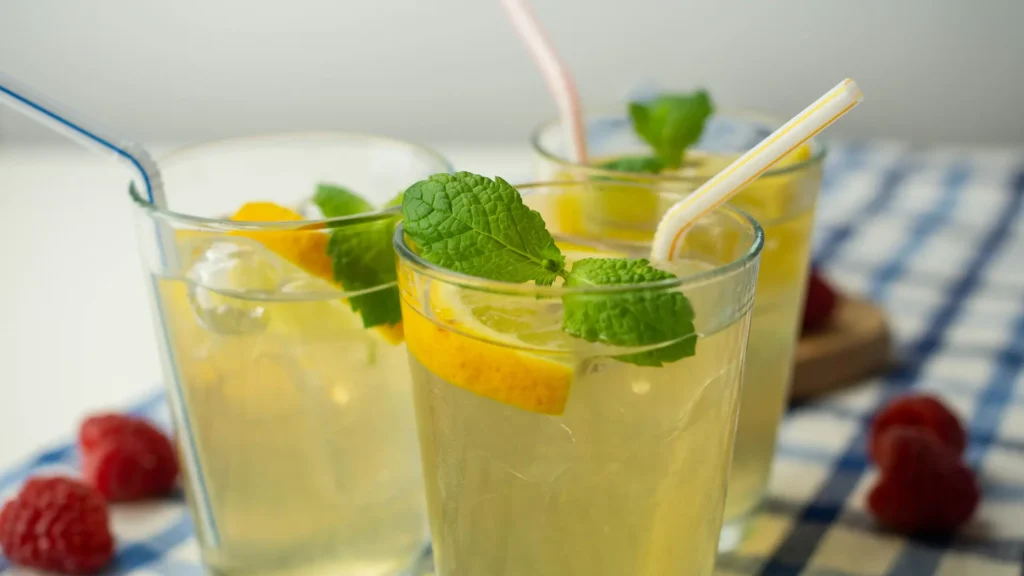 Letnie lemoniady w Krakowie, które naprawdę orzeźwiają w upalne dni